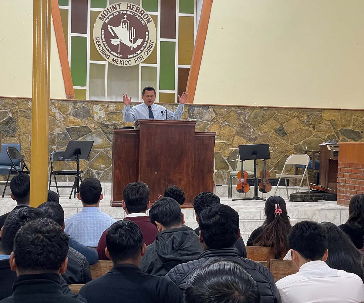 Alumnos sirviendo en un ministerio de la iglesia